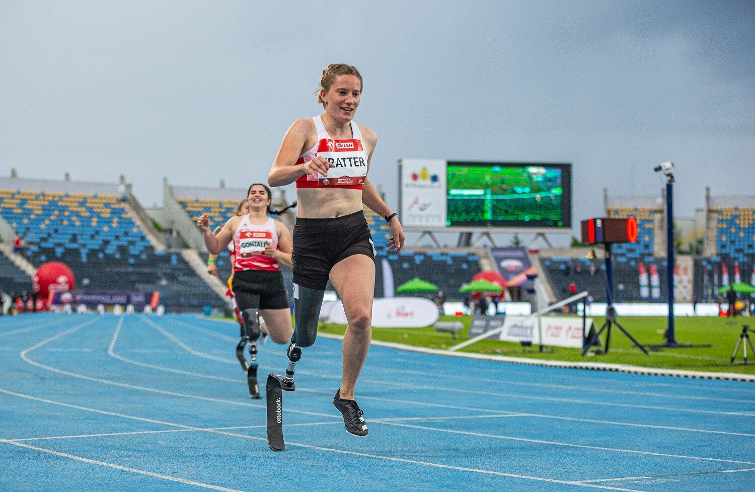 Young track and field athlete Elena Kratter is running on a track with a prosthetic leg.