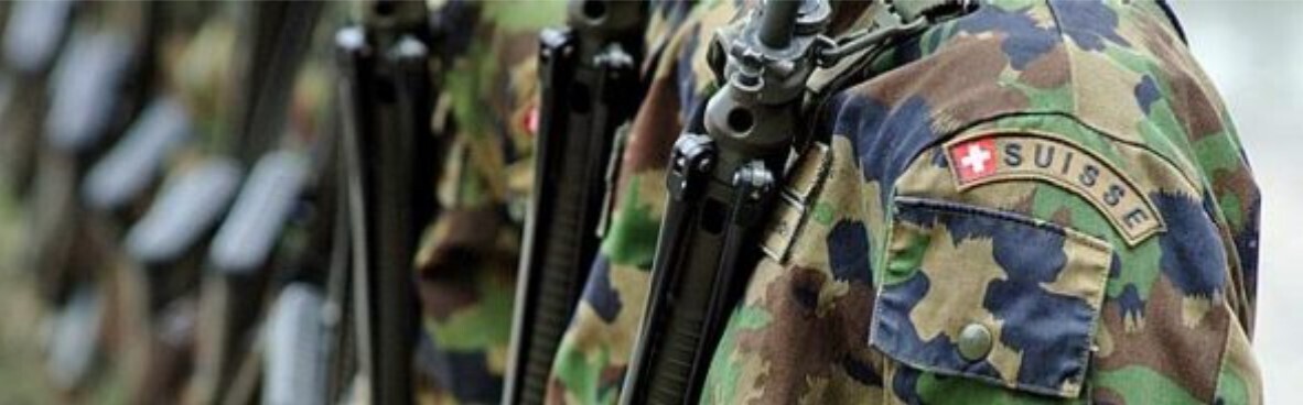 Schweizer Militäruniformen und Gewehre auf Schulterhöhe