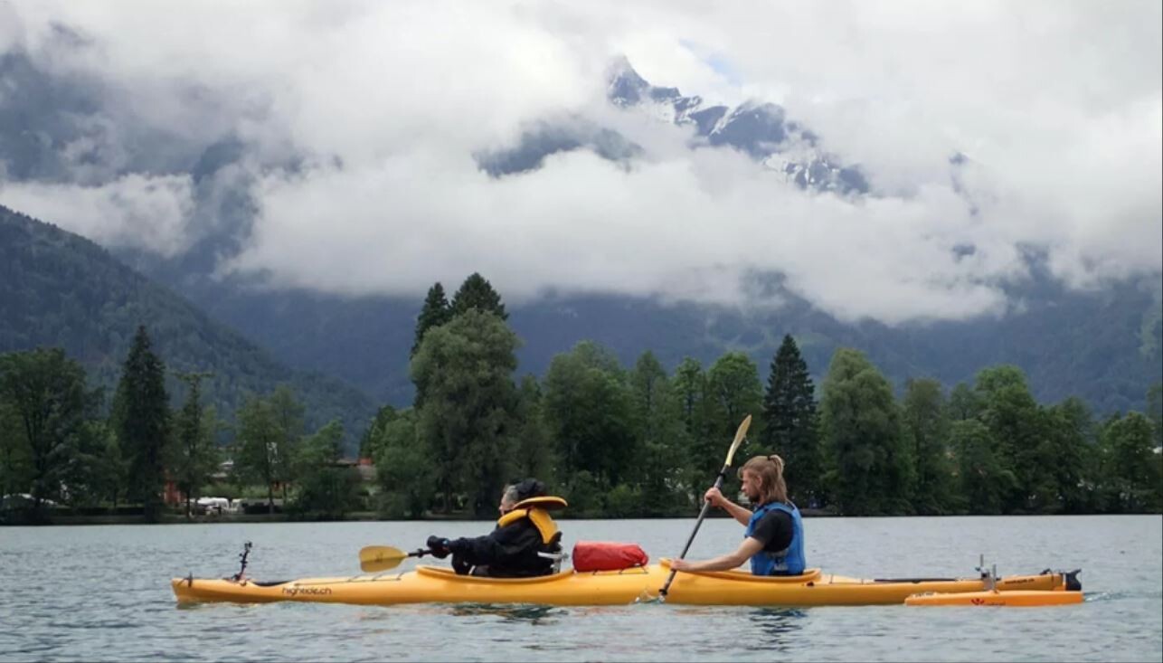 Dimitri, tétraplégique, et son guide Andreas en excursion dans un kayak double sur le lac de Brienz.