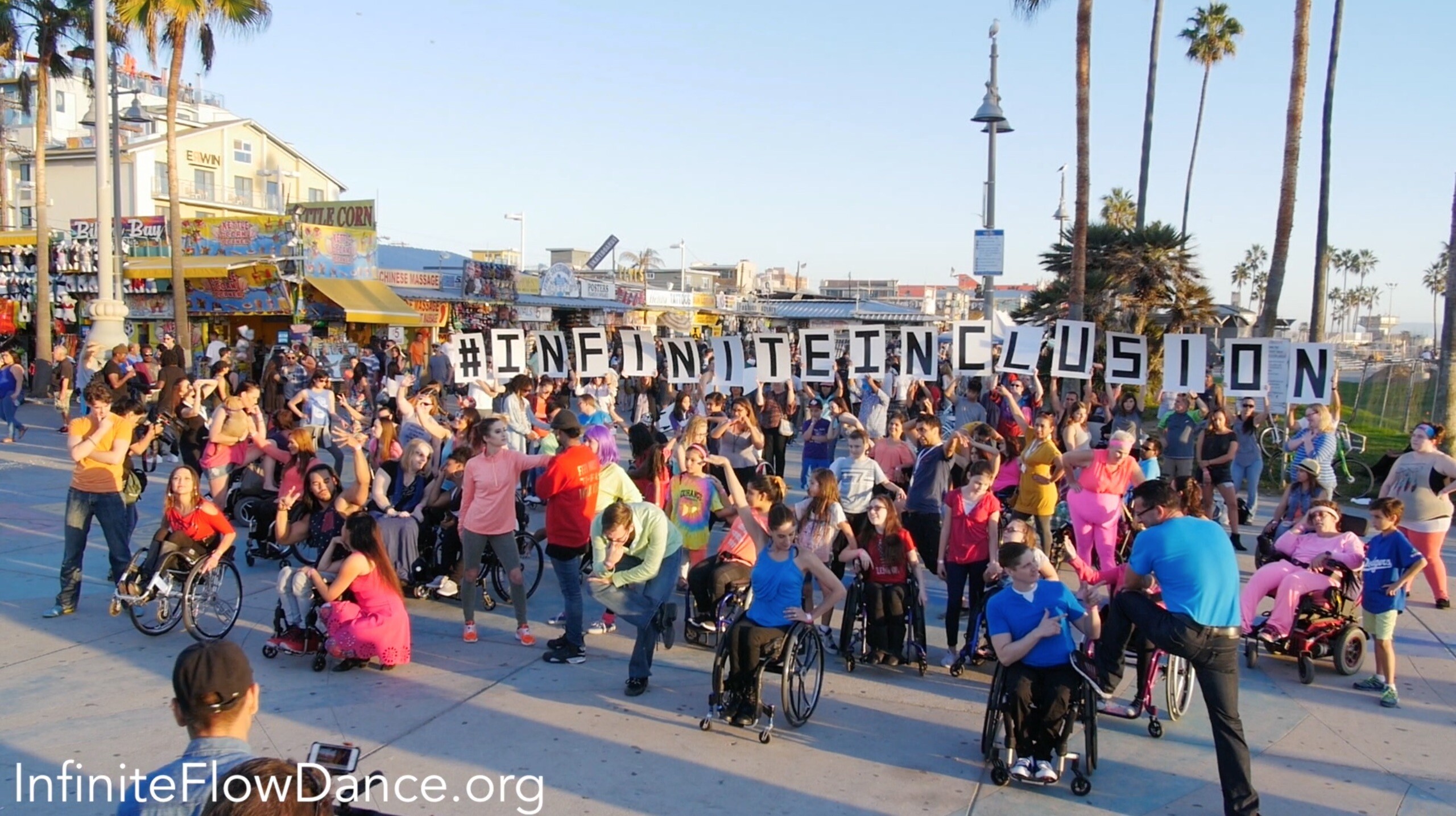 flashmob von menschen mit behinderungen auf dem venice beach boardwalk los angeles