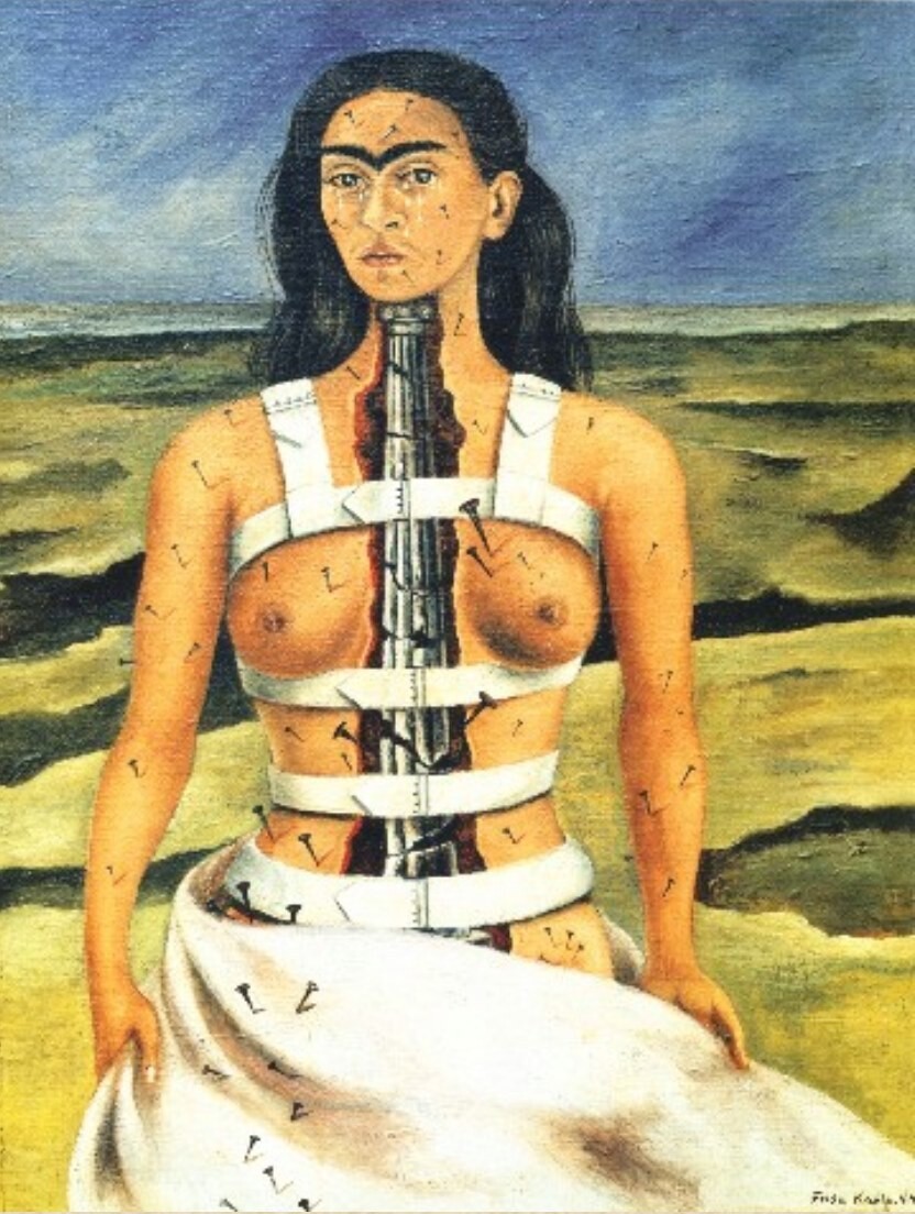 Il dipinto di Frida Kahlo “La colonna spezzata” la ritrae con una lacerazione che attraversa longitudinalmente il suo corpo quasi nudo, in cui si intravede un’antica colonna spezzata in più punti.