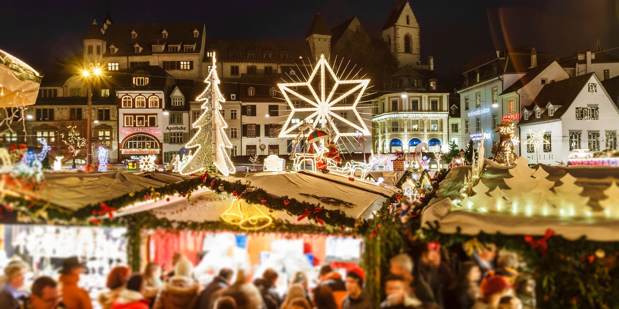 Vista sul mercatino di Natale di Basilea in Barfüsserplatz di notte.