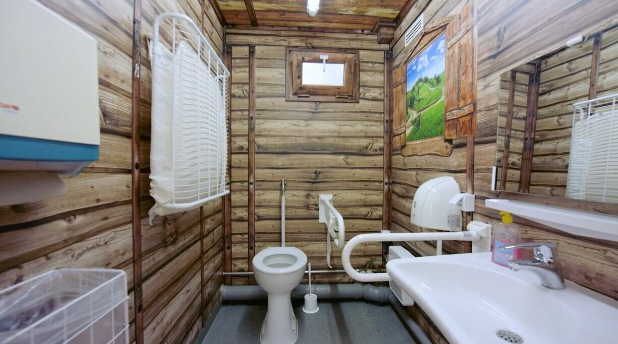 barrierefreie toilette mit hütten dekoration wiesn
