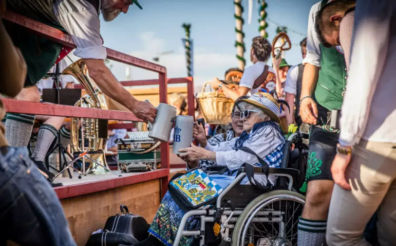 feiern rollstuhlfahrerin oktoberfest