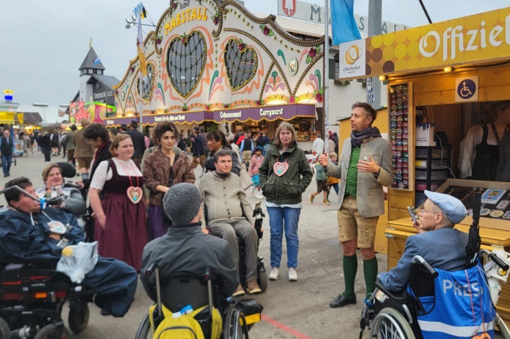 menschen im rollstuhl testen barrierefreiheit wiesn