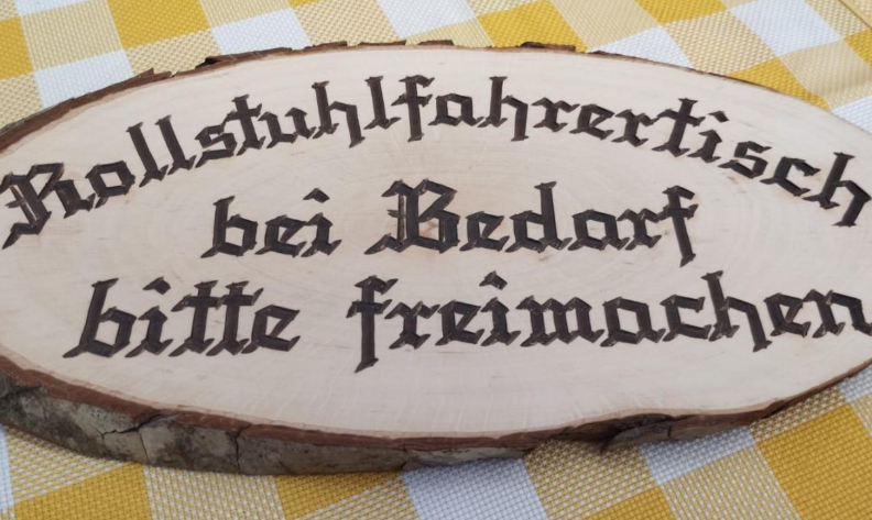schild tisch rollstuhlfahrer oktoberfest