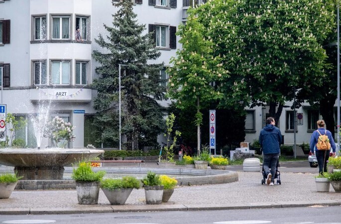 für menschen im rollstuhl stellen bereits wenige stufen oft unüberwindbare hindernisse dar