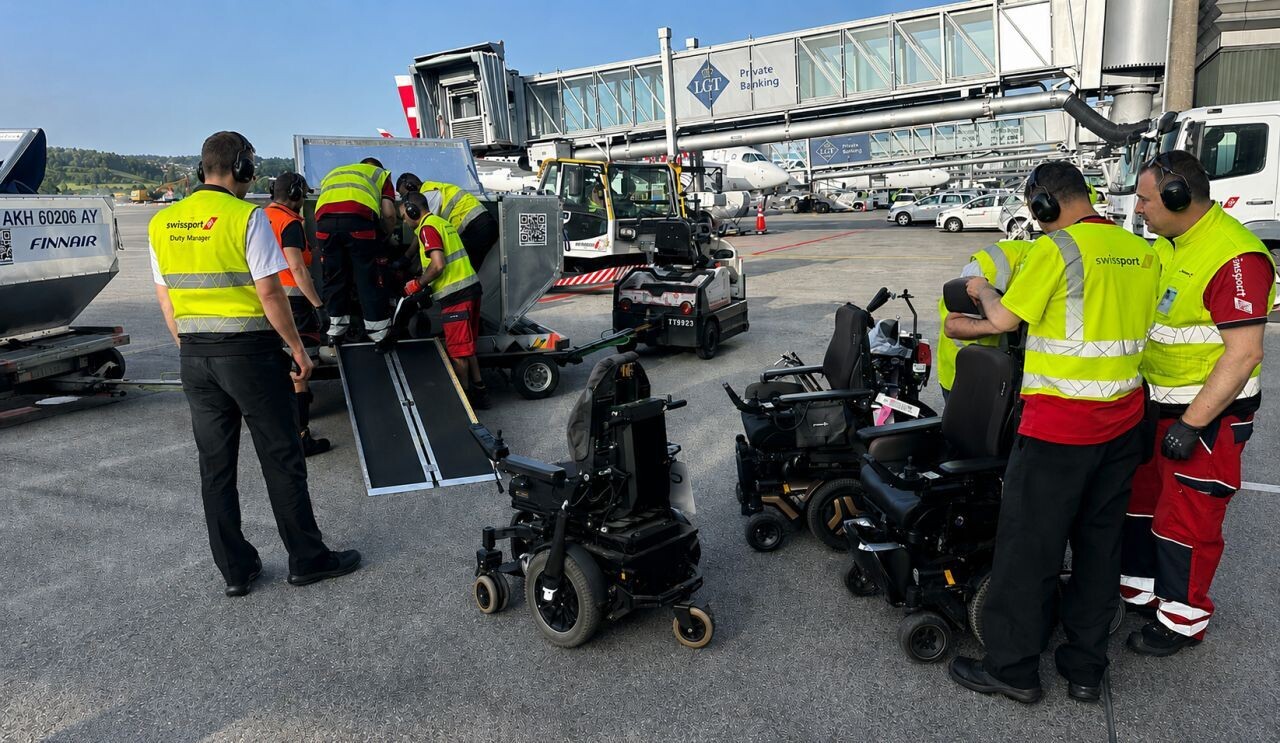 neue laderampe für elektrorollstühle am flughafen zürich