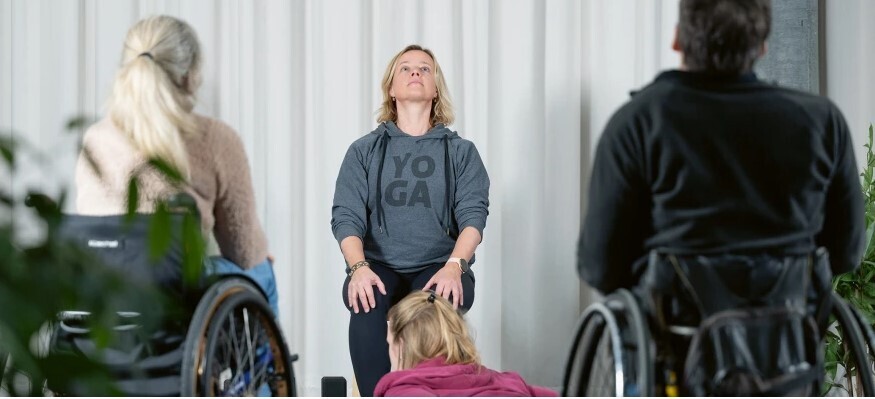 yoga für menschen im rollstuhl in nottwil oder von zu hause