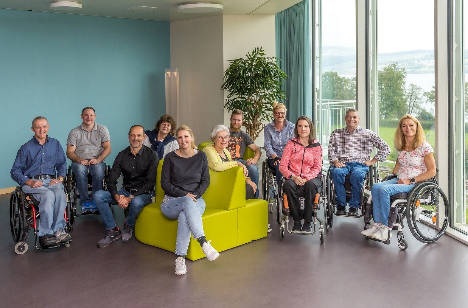 L'équipe de Peer Counselling du CSP est composée de personnes avec différents handicaps et expériences, y compris de proches de personnes paraplégiques. La photo de groupe montre l'équipe de pairs composée de onze personnes.